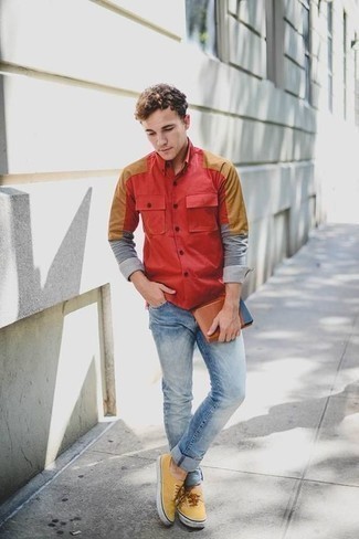 Какие джинсы носить с горчичными низкими кедами в 20 лет мужчине в стиле кэжуал: Сочетание красной рубашки с длинным рукавом и джинсов в мужском образе поможет создать ощущение "элегантной свободы". Горчичные низкие кеды становятся классным завершением твоего лука.