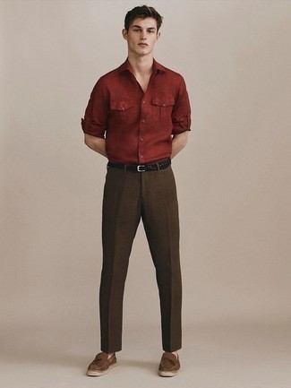 Как носить классические брюки с эспадрильями мужчине: Красная рубашка с длинным рукавом в сочетании с классическими брюками позволит исполнить строгий деловой стиль. Этот лук выгодно завершат эспадрильи.