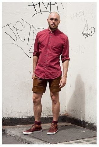 Какие шорты носить с темно-красными низкими кедами мужчине лето: Красная рубашка с длинным рукавом и шорты — великолепный лук, если ты хочешь составить расслабленный, но в то же время стильный мужской лук. В сочетании с этим ансамблем отлично смотрятся темно-красные низкие кеды. Такой ансамбль гарантирует комфорт в настоящую жару и удобство в носке.