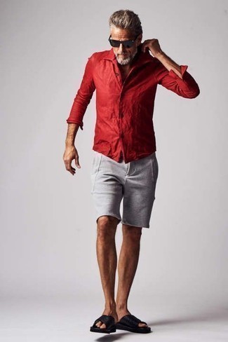 С чем носить сандалии за 40 лет мужчине в спортивном стиле: Если у тебя запланирован насыщенный день, сочетание красной рубашки с длинным рукавом и серых спортивных шорт позволит создать комфортный образ в расслабленном стиле. Закончив лук сандалиями, ты привнесешь в него немного динамичности.