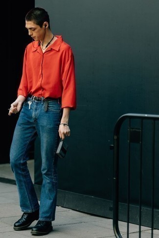 С чем носить темно-красную рубашку мужчине осень в стиле смарт-кэжуал: Темно-красная рубашка и синие джинсы будет замечательной идеей для непринужденного повседневного лука. Теперь почему бы не привнести в этот образ на каждый день толику изысканности с помощью черных кожаных повседневных ботинок? В таком сочетании приятно выйти на улицу даже в непогожий осенний день.