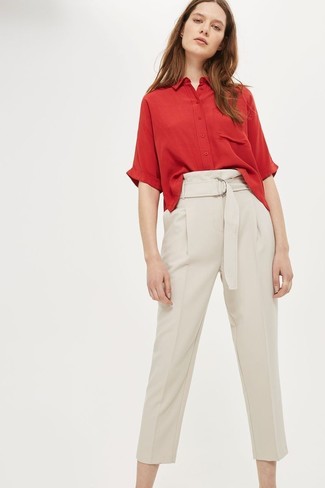 С чем носить красную рубашку женщине: Красная рубашка и бежевые брюки-галифе — обязательные вещи в гардеробе девушек с отменным чувством стиля.