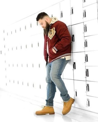 Какие джинсы носить с светло-коричневыми рабочими ботинками мужчине в спортивном стиле: Удобное сочетание красной университетской куртки с принтом и джинсов несомненно будет обращать на себя взоры прекрасных девушек. Такой образ легко приспособить к повседневным условиям городской жизни, если закончить его светло-коричневыми рабочими ботинками.