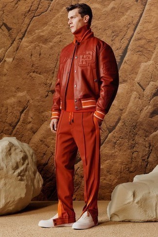 С чем носить красную куртку в 30 лет мужчине в теплую погоду: Красная куртка и красные спортивные штаны — отличная формула для создания привлекательного и простого лука. Вместе с этим образом органично смотрятся белые кожаные низкие кеды.