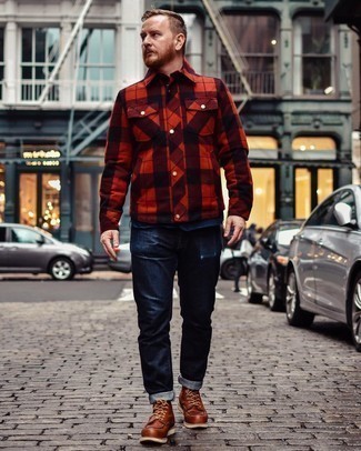С чем носить красную куртку-рубашку в шотландскую клетку мужчине в стиле смарт-кэжуал: Красная куртка-рубашка в шотландскую клетку и темно-синие джинсы надежно обосновались в гардеробе современных мужчин, позволяя создавать запоминающиеся и стильные образы. Опасаешься выглядеть несерьезно? Закончи этот образ коричневыми кожаными повседневными ботинками.