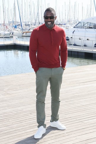 Как Idris Elba носит Красная футболка-поло, Серые брюки чинос, Белые кожаные низкие кеды