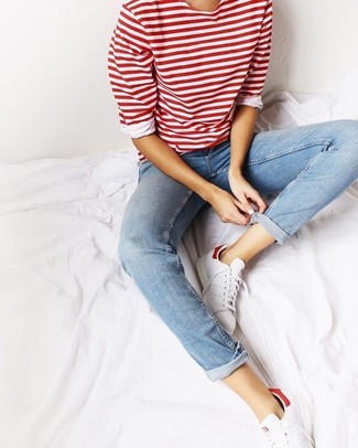 Как носить джинсы с низкими кедами в 30 лет женщине в стиле смарт-кэжуал: Красная футболка с длинным рукавом в горизонтальную полоску и джинсы — необходимые вещи в арсенале стильной барышни. Что касается обуви, можешь отдать предпочтение удобству и надеть на ноги низкие кеды.
