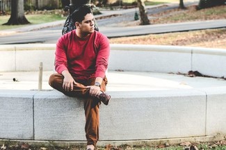 С чем носить кожаные туфли мужчине в стиле кэжуал: Красная футболка с длинным рукавом и коричневые спортивные штаны — классное решение для парней, которые всегда в движении. Любишь экспериментировать? Закончи ансамбль кожаными туфлями.