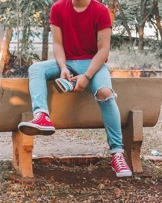 С чем носить бирюзовые джинсы подросткам мужчине в жару в спортивном стиле: Если этот день тебе предстоит провести в движении, сочетание красной футболки с круглым вырезом и бирюзовых джинсов поможет составить практичный лук в стиле casual. Этот лук гармонично дополнят красные высокие кеды из плотной ткани.