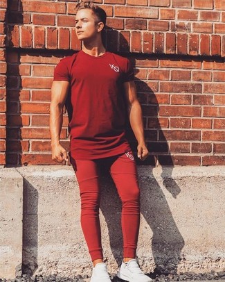 Как носить спортивные штаны с низкими кедами мужчине: Красная футболка с круглым вырезом и спортивные штаны — прекрасное решение для молодых людей, которые постоянно в движении. Если ты предпочитаешь смелые настроения в своих ансамблях, заверши этот низкими кедами.