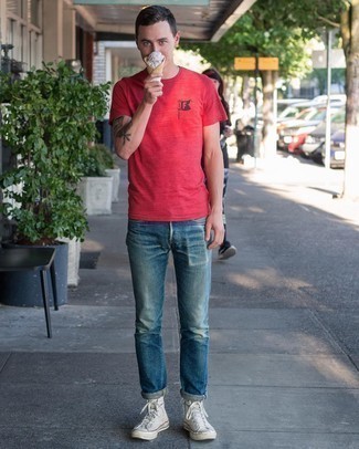 С чем носить темно-синие рваные джинсы в 20 лет мужчине в жару в спортивном стиле: Красная футболка с круглым вырезом и темно-синие рваные джинсы — великолепный ансамбль для активного выходного дня. Вкупе с этим луком прекрасно будут смотреться белые высокие кеды из плотной ткани.
