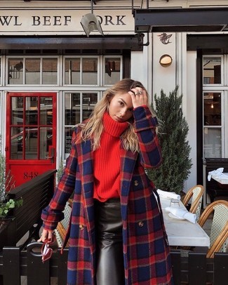 С чем носить темно-красное пальто женщине в прохладную погоду: Лук из темно-красного пальто и черной кожаной юбки-карандаш позволит выглядеть по моде, но при этом подчеркнуть твой личный стиль.