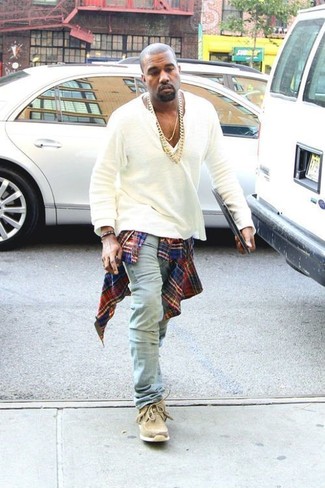 Как Kanye West носит Красно-темно-синяя рубашка с длинным рукавом в шотландскую клетку, Белая лонгслив с горловиной на пуговицах, Голубые джинсы, Светло-коричневые замшевые ботинки дезерты
