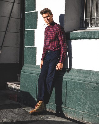 С чем носить красно-темно-синюю рубашку в шотландскую клетку в 20 лет мужчине осень в стиле кэжуал: Красно-темно-синяя рубашка в шотландскую клетку и темно-синие джинсы — необходимые вещи в арсенале модного современного джентльмена. Теперь почему бы не добавить в этот ансамбль на каждый день толику консерватизма с помощью коричневых кожаных рабочих ботинок? Разве это не здоровская задумка для прохладной погоды?
