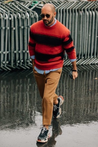 С чем носить светло-коричневые шерстяные классические брюки мужчине в стиле смарт-кэжуал: Красно-черный свитер с круглым вырезом в горизонтальную полоску в паре со светло-коричневыми шерстяными классическими брюками поможет реализовать изысканный мужской стиль. Если сочетание несочетаемого привлекает тебя не меньше, чем безвременная классика, заверши этот образ темно-серыми кроссовками.