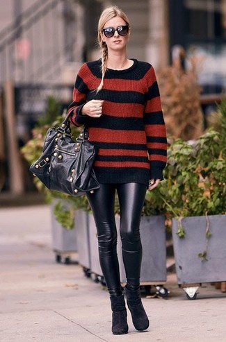 Модный лук: красно-черный свитер с круглым вырезом в горизонтальную полоску, черные кожаные леггинсы, черные замшевые ботильоны, черная кожаная большая сумка