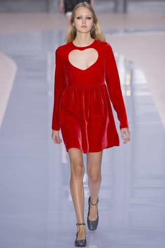 С чем носить красное бархатное платье: Красное бархатное платье — хороший вариант для воплощения ансамбля в элегантно-деловом стиле. Серые кожаные туфли — великолепный выбор, чтобы завершить ансамбль.