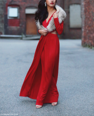 С чем носить серый шарф в 30 лет женщине: Красное вечернее платье с вырезом и серый шарф — неотъемлемые вещи в арсенале барышень с чувством стиля. В качестве завершения этого образа сюда просятся бежевые кожаные босоножки на каблуке.