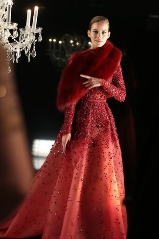 Модный лук: красное вечернее платье с пайетками, красный меховой шарф
