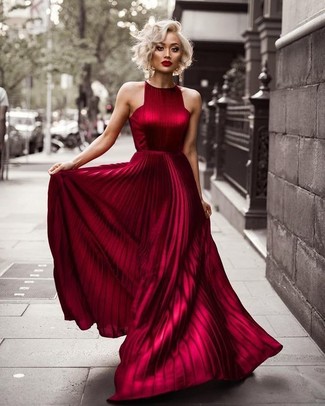 С чем носить красное вечернее платье со складками в теплую погоду в деловом стиле: Красное вечернее платье со складками — прекрасный наряд для светского мероприятия.