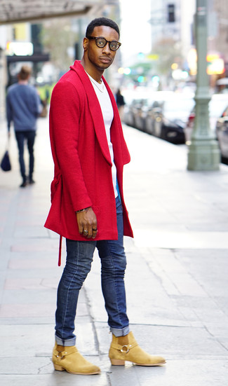 Какие джинсы носить с красным длинным пальто весна в стиле смарт-кэжуал: Красное длинное пальто и джинсы — прекрасный лук, если ты ищешь лёгкий, но в то же время модный мужской лук. Любители модных экспериментов могут дополнить ансамбль светло-коричневыми замшевыми ботинками челси, тем самым добавив в него толику строгости. Когда зимнее время года сменяется весной, нам хочется выглядеть свежо и притягательно для дамского пола. Такой ансамбль уж точно в этом поможет.