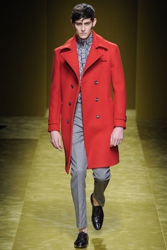 С чем носить красное длинное пальто: Несмотря на то, что это классический лук, дуэт красного длинного пальто и серых классических брюк всегда будет выбором современных джентльменов, покоряя при этом дамские сердца. Вместе с этим луком органично смотрятся темно-пурпурные кожаные оксфорды.