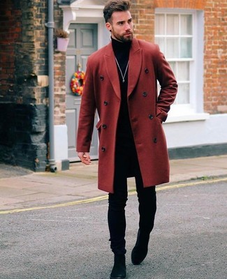 С чем носить красное длинное пальто: Красное длинное пальто в паре с черными зауженными джинсами — замечательная идея для создания мужского ансамбля в элегантно-деловом стиле. Любители модных экспериментов могут завершить образ черными замшевыми ботинками челси, тем самым добавив в него чуточку изысканности.
