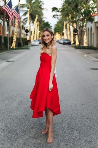 С чем носить красное платье: Надев красное платье, можно с уверенностью идти на романтическое свидание или культурное мероприятие. В этот лук легко интегрировать бежевые кожаные босоножки на каблуке.