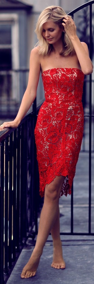 С чем носить красное кружевное облегающее платье: Красное кружевное облегающее платье будет замечательным вариантом для расслабленного ансамбля на каждый день.