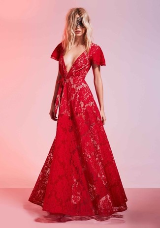 С чем носить красное кружевное платье-макси в 20 лет в жару: Красное кружевное платье-макси будет великолепной идеей для простого ансамбля на каждый день.