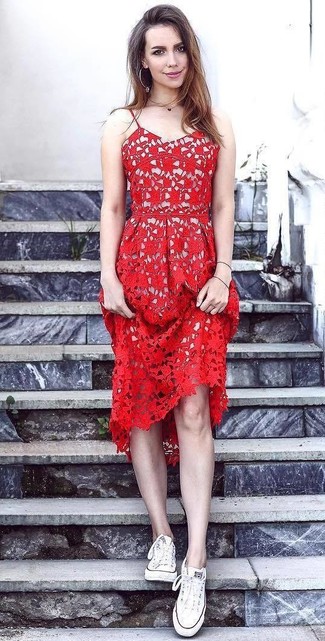 Красное кружевное платье-миди от Maria Lucia Hohan