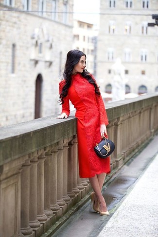 Как носить красное кружевное платье-миди с светло-коричневыми кожаными туфлями в стиле смарт-кэжуал: Красное кружевное платье-миди — хороший выбор, если ты хочешь создать лёгкий, но в то же время модный образ. В тандеме с этим нарядом наиболее гармонично будут смотреться светло-коричневые кожаные туфли.