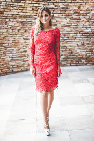 Модный лук: красное кружевное платье-футляр, серебряные кожаные босоножки на каблуке