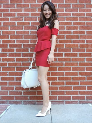С чем носить бело-черную большую сумку в жару: Красное облегающее платье с рюшами и бело-черная большая сумка — выбор барышень, которые постоянно в движении. Белые кожаные туфли становятся классным завершением твоего образа.