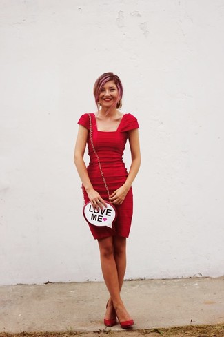 С чем носить красное облегающее платье: Красное облегающее платье будет великолепным вариантом для расслабленного повседневного лука. В сочетании с этим ансамблем наиболее уместно смотрятся красные кожаные туфли.