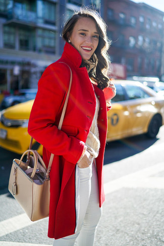 С чем носить красное пальто в 30 лет женщине: Если ты приписываешь себя к той редкой категории женщин, способных неплохо разбираться в одежде, тебе полюбится сочетание красного пальто и белых джинсов скинни.