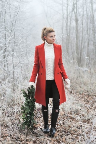 С чем носить красное пальто женщине в теплую погоду: Красное пальто и черные джинсы скинни — беспроигрышный наряд для вечера с подругами. Чтобы добавить в ансамбль чуточку авантюрности , на ноги можно надеть черные резиновые сапоги.