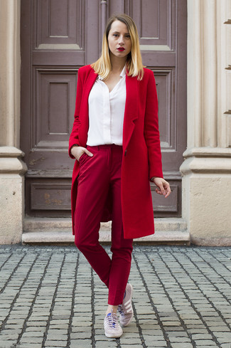Модный лук: красное пальто, белая классическая рубашка, красные узкие брюки, розовые низкие кеды