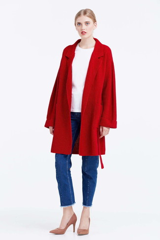 С чем носить синие джинсы в 30 лет женщине в холод в стиле смарт-кэжуал: Красное вязаное пальто в паре с синими джинсами — прекрасный вариант для воплощения лука в стиле элегантной повседневности. Пара розовых замшевых туфель отлично подойдет к остальным вещам из ансамбля.