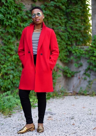 Какие лоферы носить с темно-красным пальто в 30 лет женщине в стиле смарт-кэжуал: Если ты считаешь себя одной из тех барышень, хорошо ориентирующихся в одежде, тебе понравится тандем темно-красного пальто и черных джинсов скинни. Лоферы станут отличным завершением твоего ансамбля.