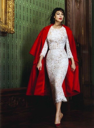 Как Monica Bellucci носит Красное пальто, Белое кружевное платье-миди, Темно-красные кожаные туфли