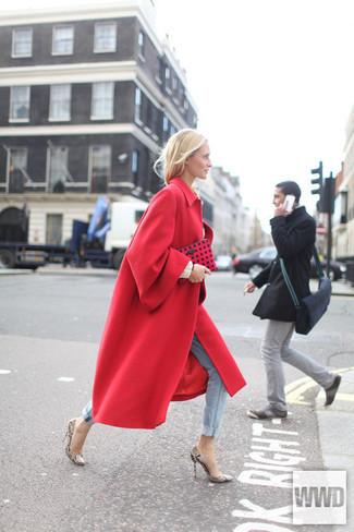 С чем носить темно-красное пальто женщине в теплую погоду: Сочетание темно-красного пальто и голубых джинсов смотрится очень красиво и необычно. Вкупе с этим образом гармонично смотрятся светло-коричневые туфли с принтом.