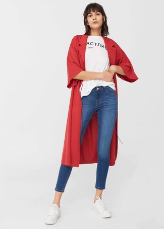 Какие джинсы скинни носить с красным пальто дастер: Ансамбль из красного пальто дастер и джинсов скинни смотрится выше всяких похвал, согласна? Любишь смелые сочетания? Можешь завершить свой ансамбль белыми низкими кедами.