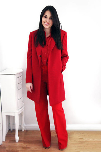 С чем носить темно-красную классическую рубашку женщине в деловом стиле: Темно-красная классическая рубашка смотрится великолепно в сочетании с красными широкими брюками.