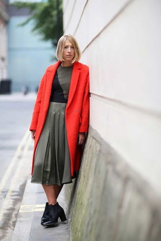 Модный лук: красное пальто, оливковое платье-миди, черные кожаные ботильоны