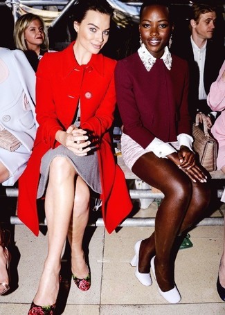 Как Margot Robbie носит Красное пальто, Серое шерстяное платье-футляр, Черные туфли с цветочным принтом