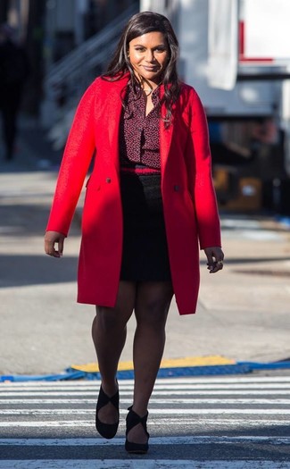 С чем носить темно-красную классическую рубашку в 30 лет женщине в теплую погоду в деловом стиле: В паре друг с другом темно-красная классическая рубашка и черная мини-юбка будут смотреться очень гармонично. Черные замшевые туфли органично дополнят этот образ.