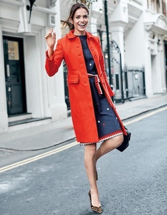 Какие туфли носить с красным пальто в 30 лет: Если не знаешь, что надеть на свидание, красное пальто и темно-синее платье-футляр в горошек — отличный выбор. В паре с этим образом великолепно смотрятся туфли.