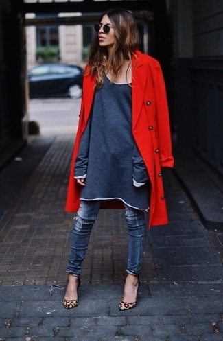 С чем носить темно-красное пальто женщине в теплую погоду: Если ты из той категории девушек, которые одеваются со вкусом, тебе придется по вкусу образ из темно-красного пальто и синих рваных джинсов скинни. Светло-коричневые замшевые туфли с леопардовым принтом становятся классным дополнением к твоему образу.