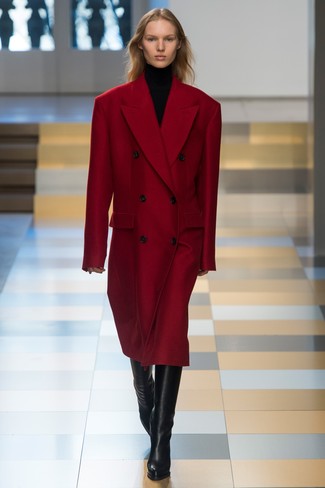 С чем носить красное пальто в 30 лет женщине: Сочетание красного пальто и черной водолазки позволит выразить твой личный стиль и выигрышно выделиться из серой массы. Что до обуви, дополни ансамбль черными кожаными сапогами.